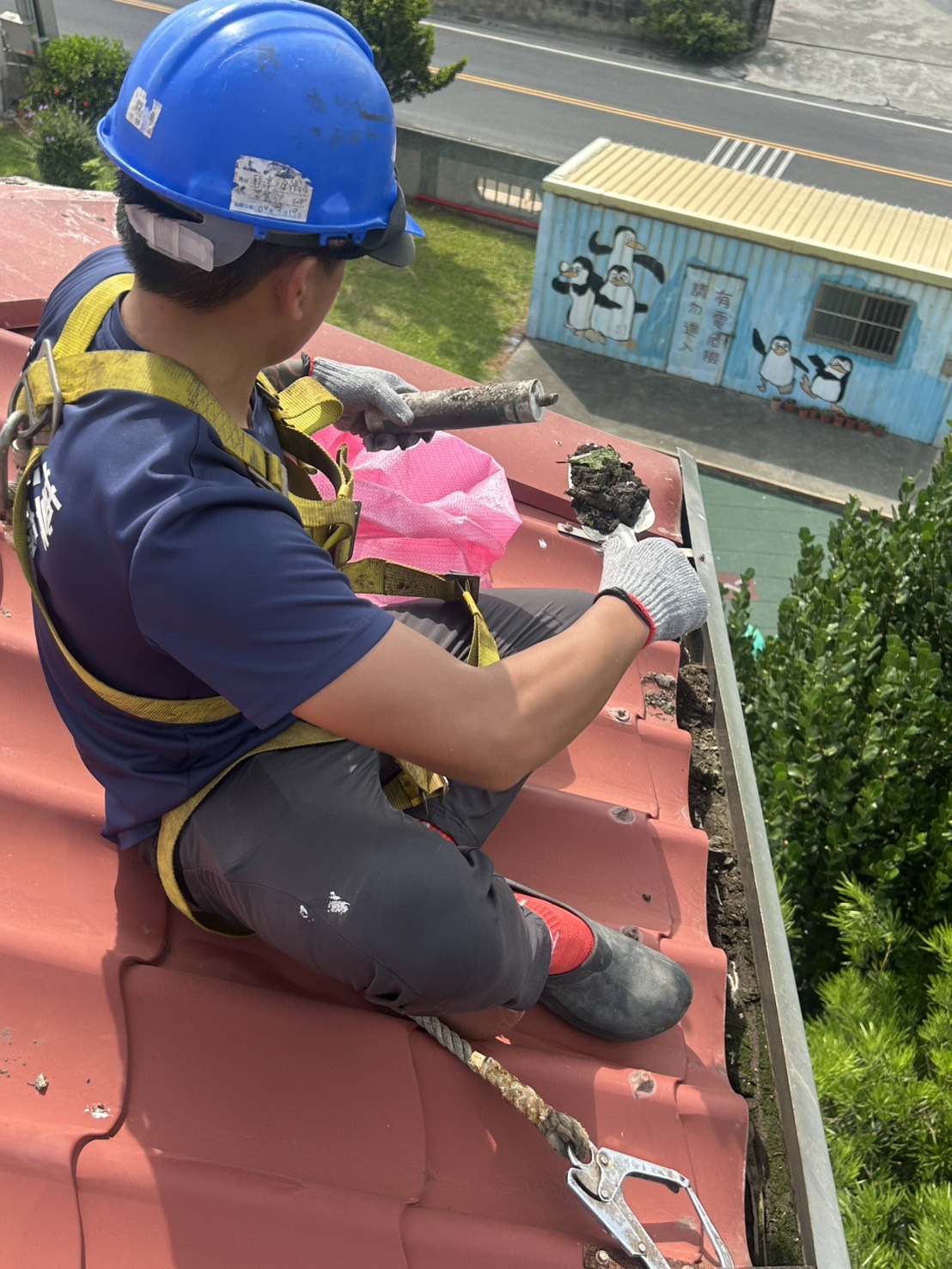 新北天溝清理-住家排水槽清理，水槽長年堆積泥沙也會導致排水管不通，新北天溝清潔找淨界工藝。