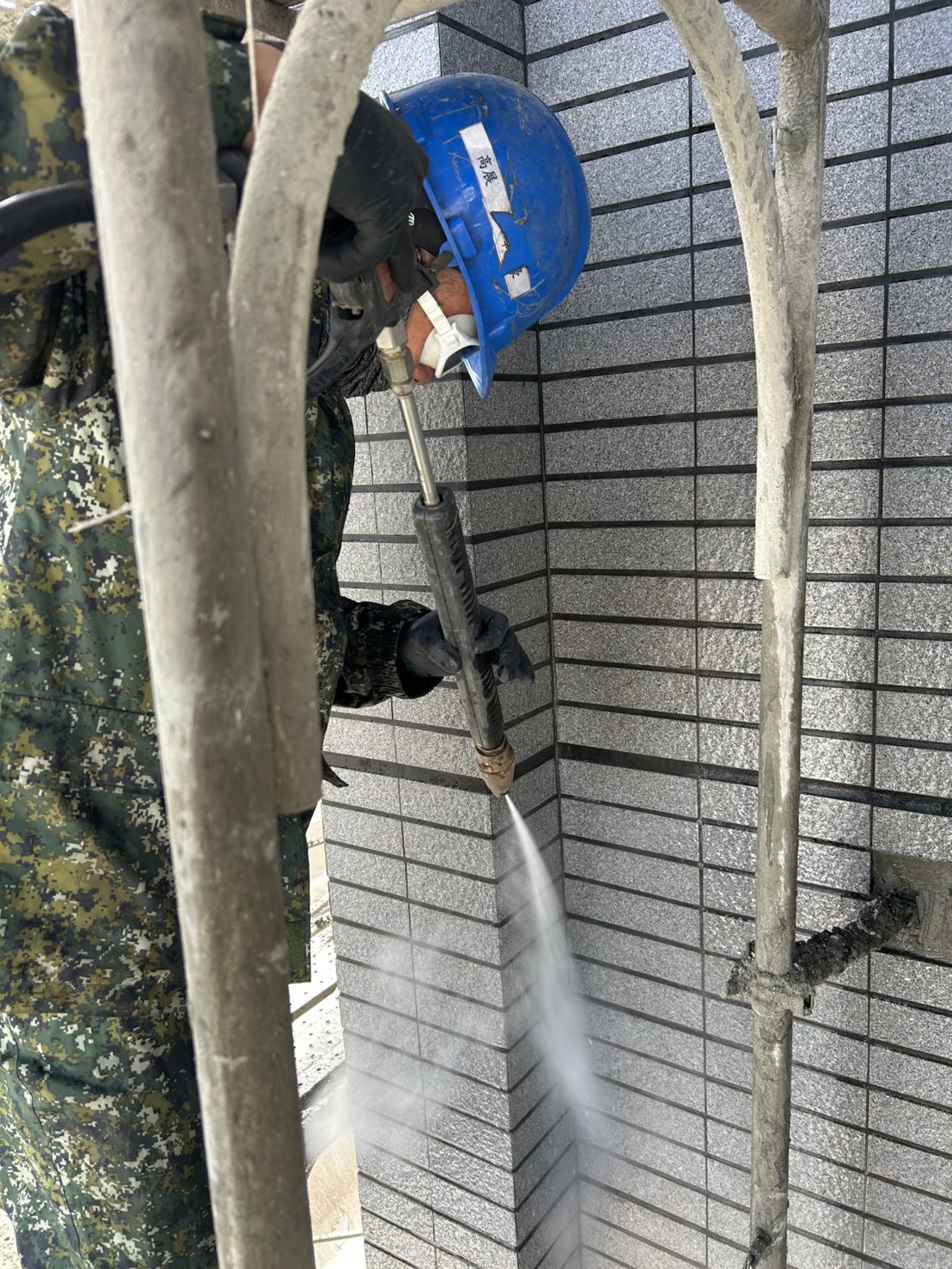 桃園外牆清洗-新建案交屋前外牆清洗，給新屋主好的樣貌。高壓水刀清洗外牆找淨界工藝！