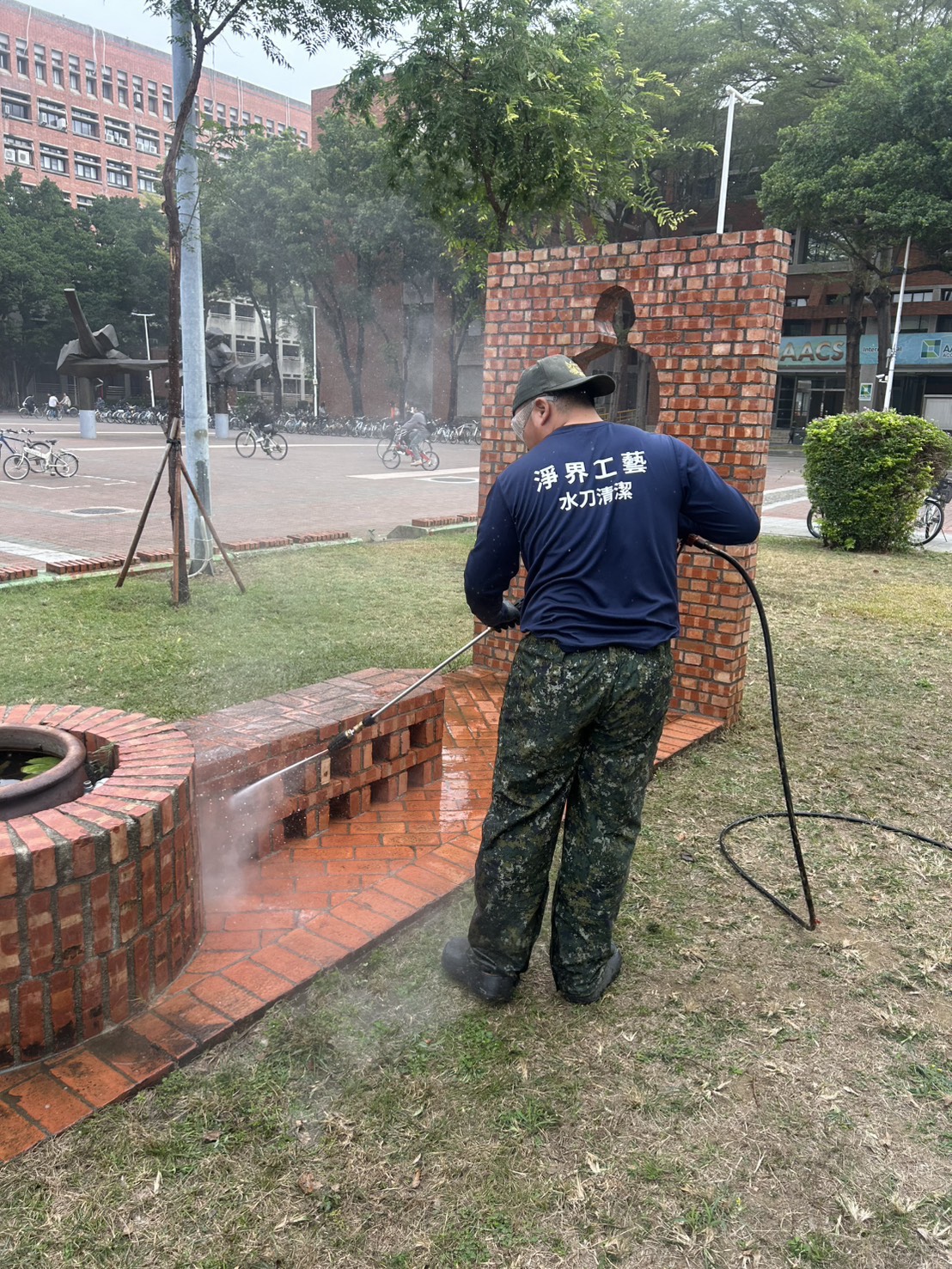 桃園清洗青苔-校園裝置藝術清洗，鋪滿青苔的紅磚被我們師傅洗得乾淨如新。