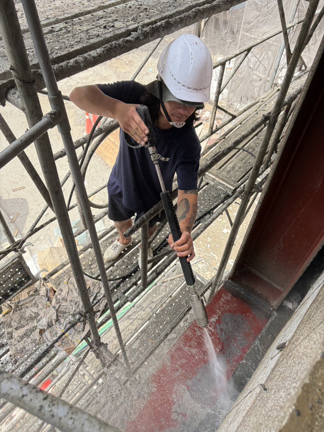 新竹新埔高壓水刀清洗－建案翻修外牆舊漆與鋼構水泥渣清除