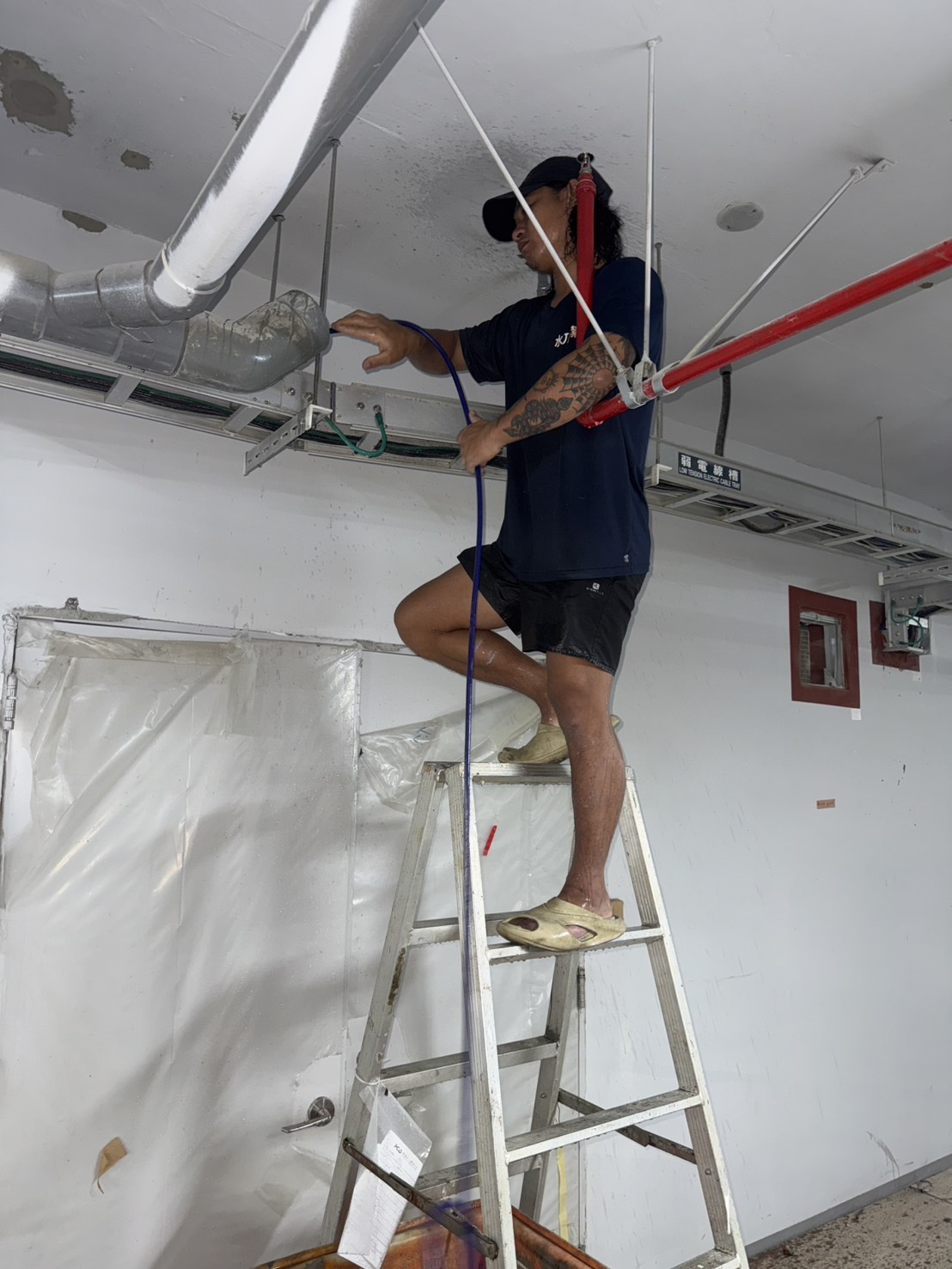 劍潭水刀通管-地下室吊管堵塞導致二樓住戶倒灌嚴重，我們利用儀器定位堵塞位置，找出地下室堵塞幹管，疏通後立刻見效，二樓住戶淹水立刻全消。