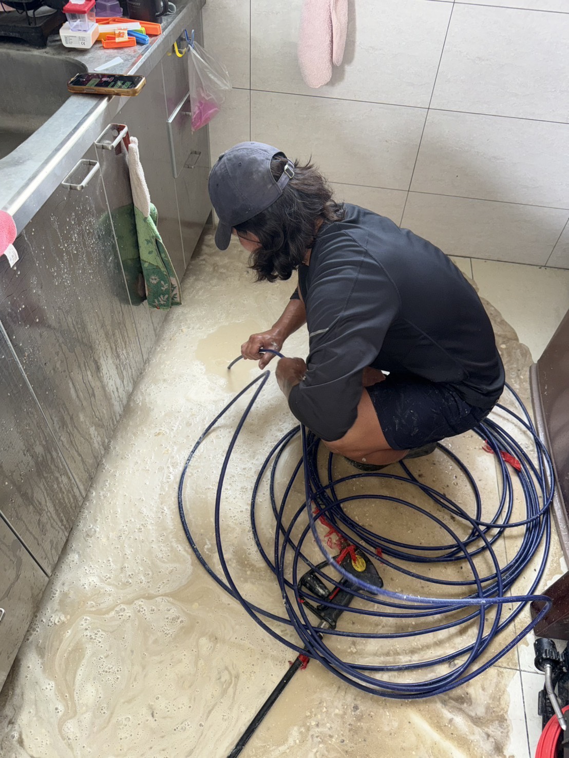 新竹通水管-國宅老舊公寓，因長年油垢累積導致管路時常嚴重倒灌，排水管也需要定期保養，讓您使用更安心。