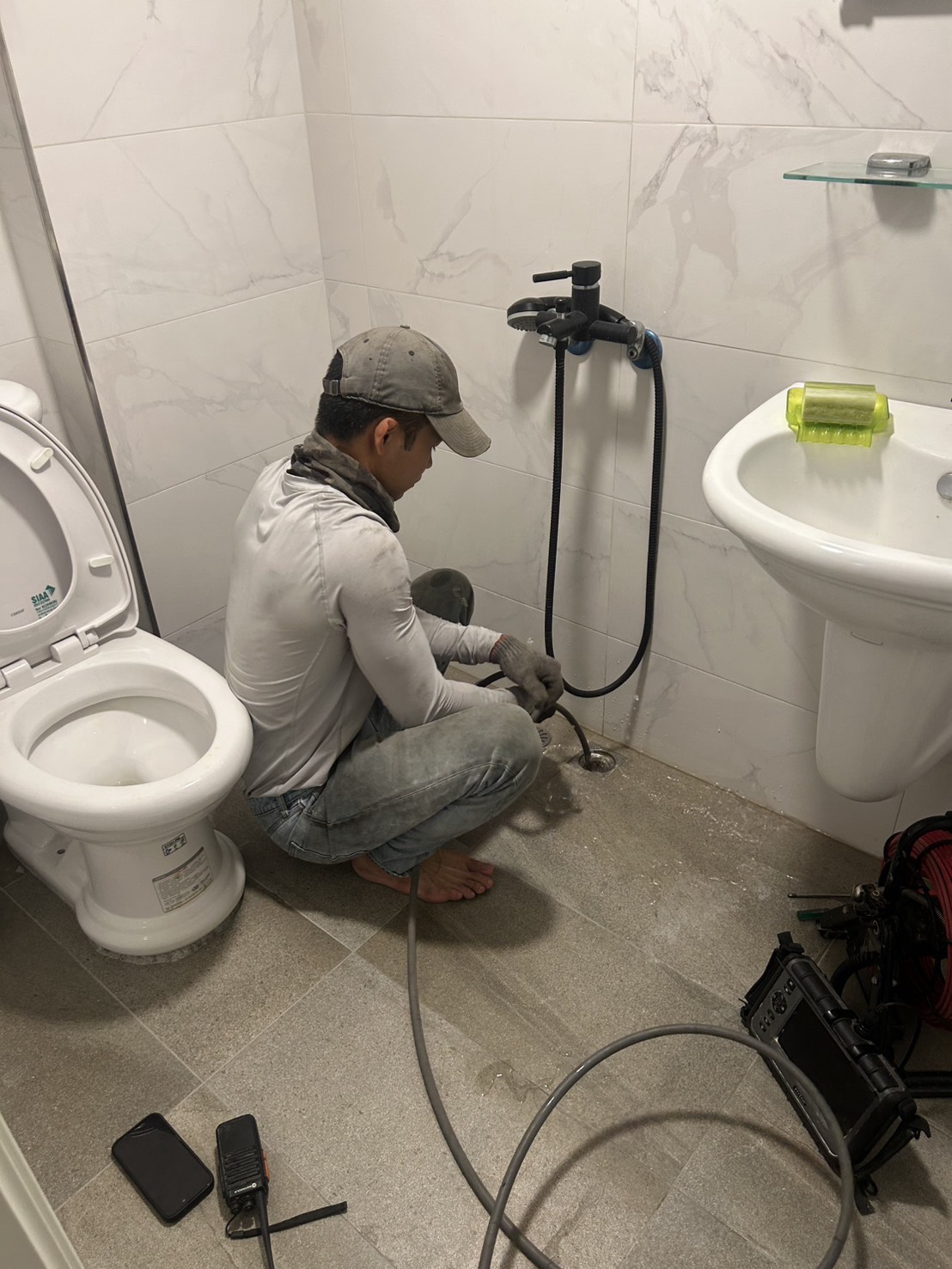 北投區水刀通管－浴室翻修造成水泥堵塞，水刀清洗恢復地排暢通