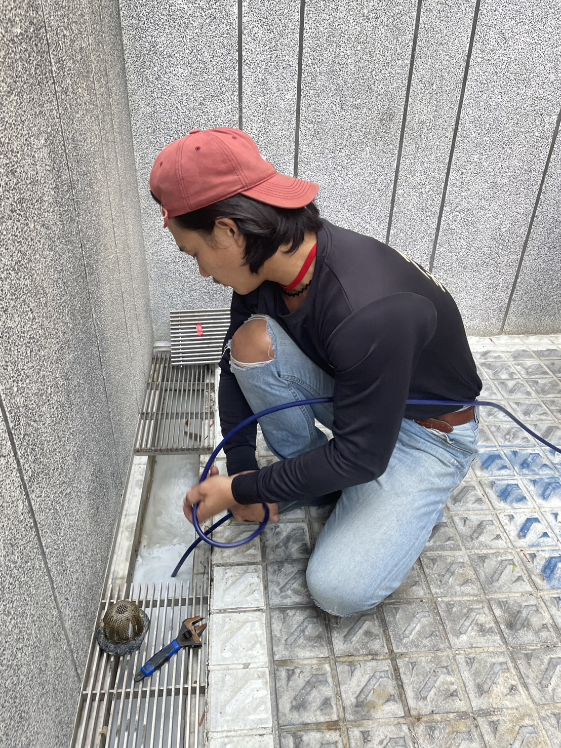 基隆通水管－社區排水溝長期堵塞，改善機車道積水問題