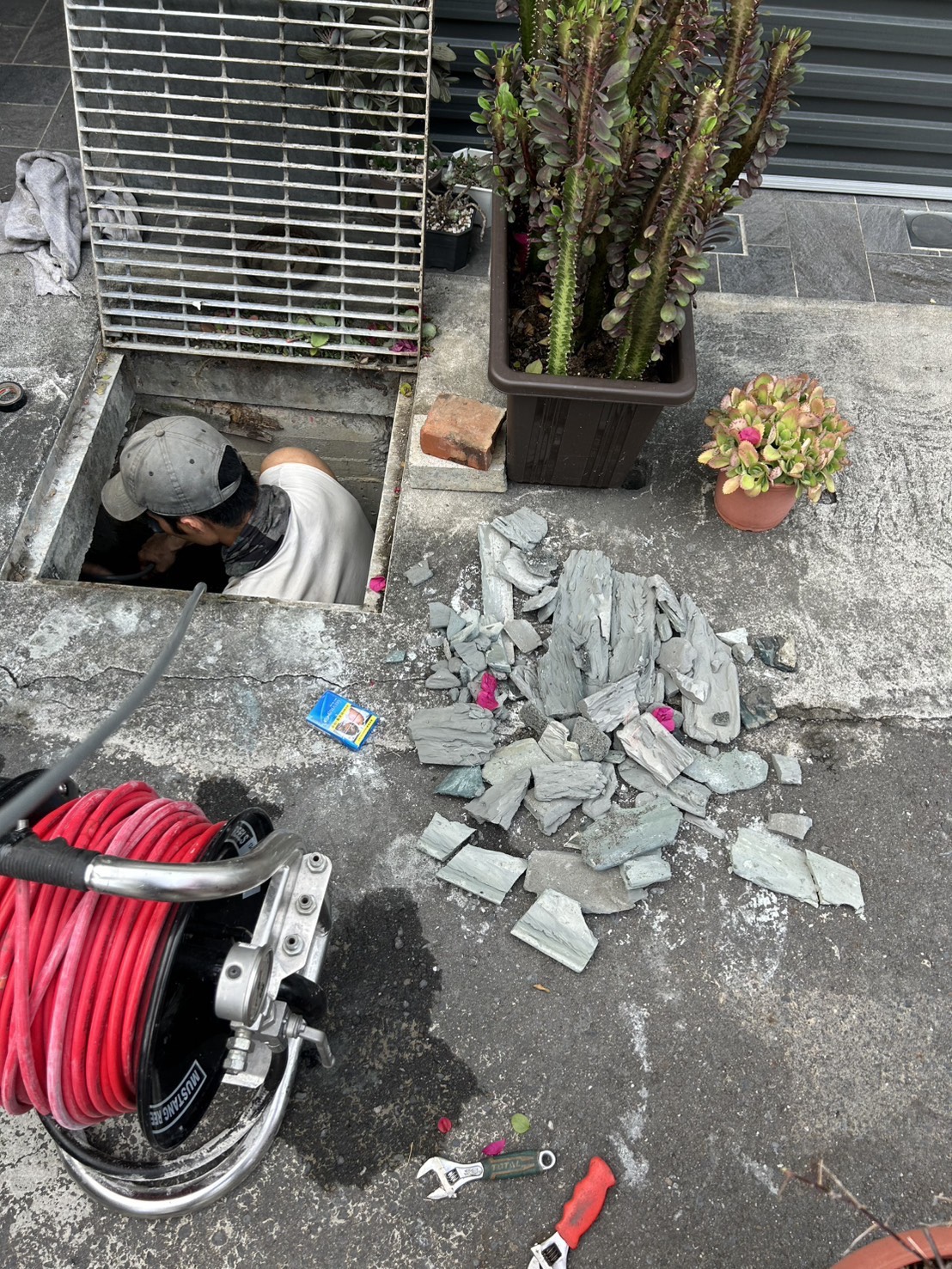 台北萬華通水管－新屋排水管遭水泥堵塞，內視鏡定位清除水泥塊
