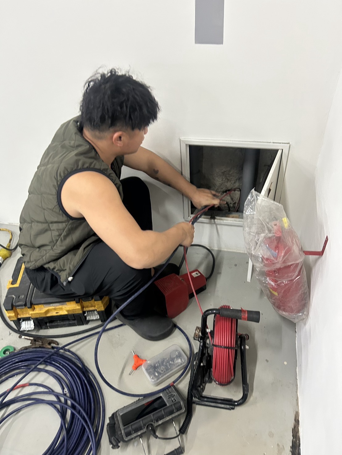 台北水刀通管-大樓連續壁管路堵塞，排水管發泡堵塞不用擔心，利用水刀通管就能處理。