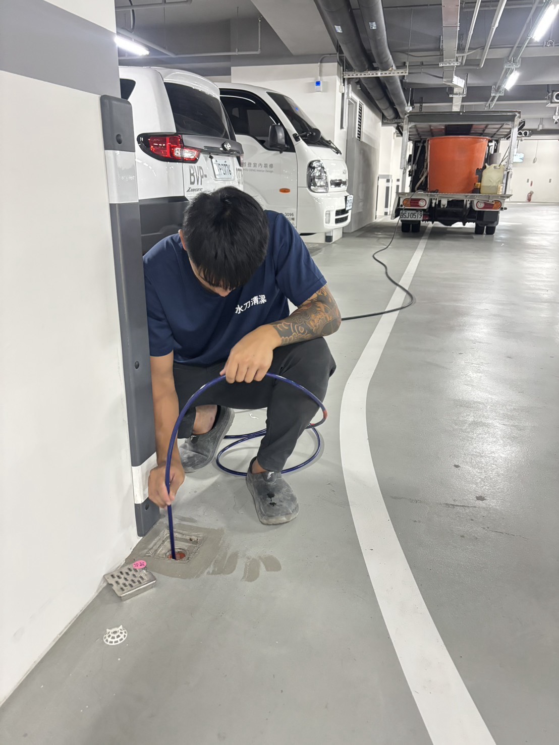 台北通水管-地下停車場排水管疏通，地下停車場排水管堵塞通常連接其它相近管線，我們能找出最有效率解決方法，利用定位儀器找出問題。