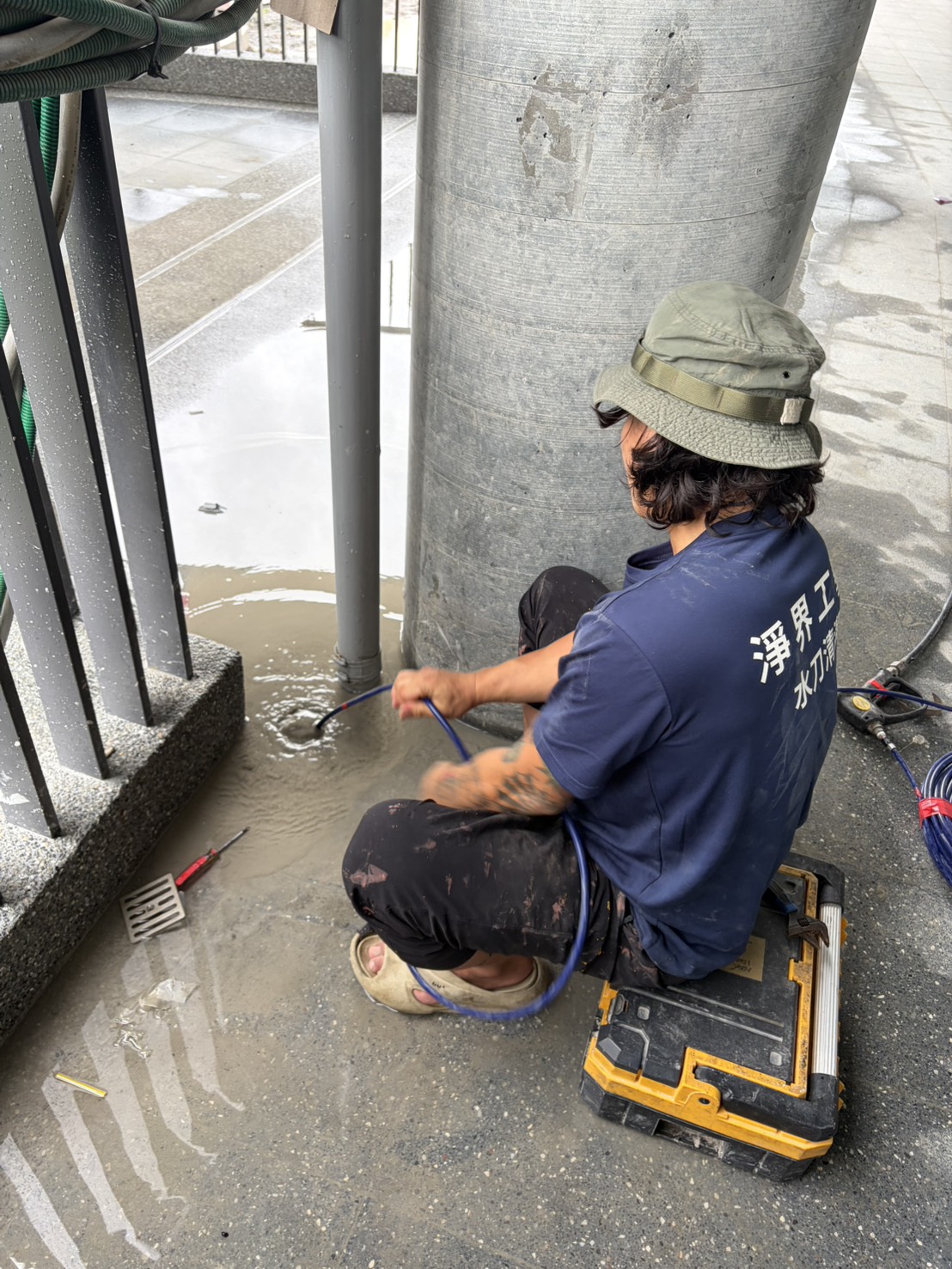 台北水刀通管-校園走廊地排水泥堵塞，還是被淨界工藝師傅通的乾乾淨淨。