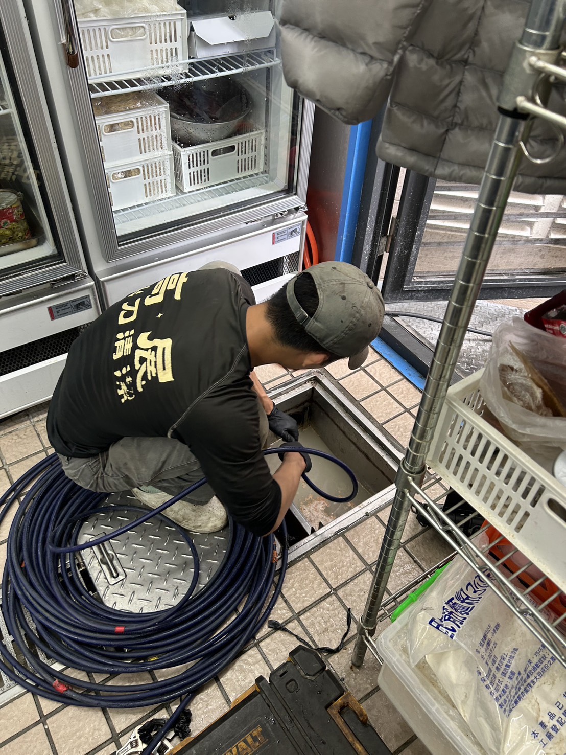 桃園水刀通管-餐廳排水管堵塞，長年油垢皂化導致排水管經常堵塞，找到淨界工藝用水刀通管做保養。