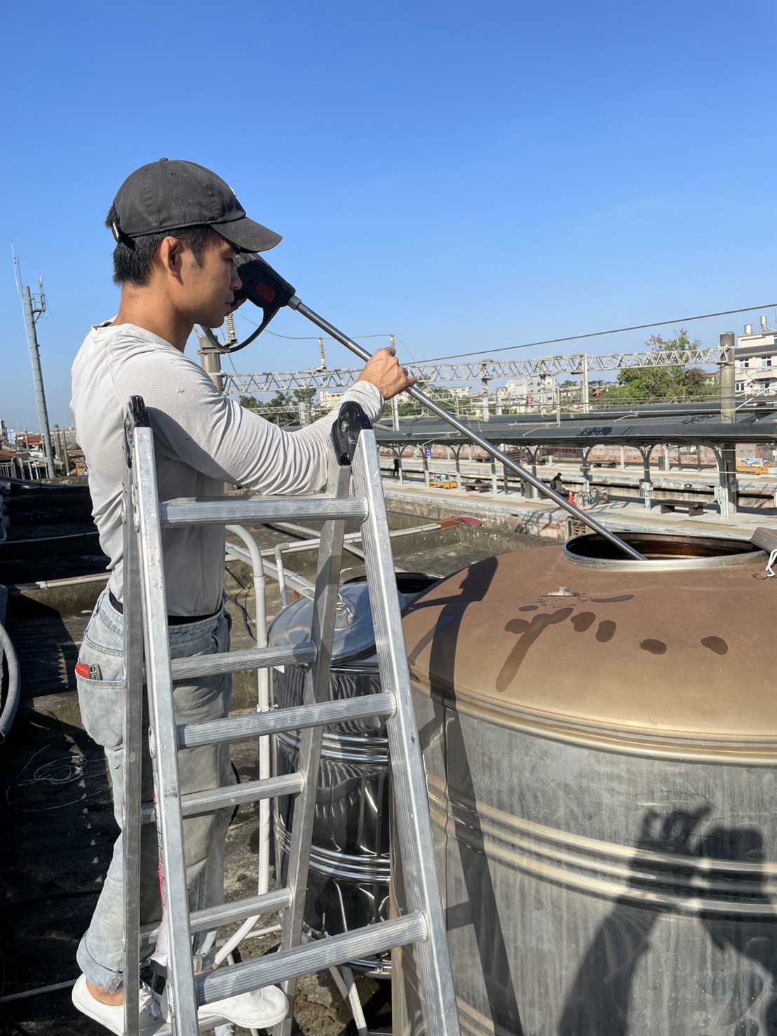 桃園洗水塔-桃園龍潭洗水塔，住家洗水塔到大型蓄水池清洗都有服務。