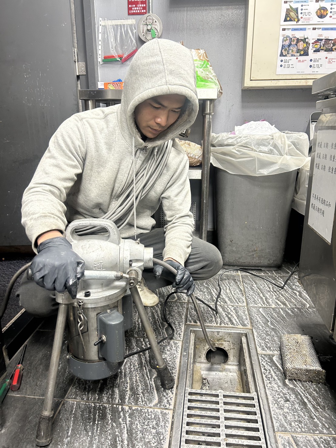 新竹通水管-餐廳使用通管機做疏通，通了20米終於完成。餐廳堵塞找淨界工藝。